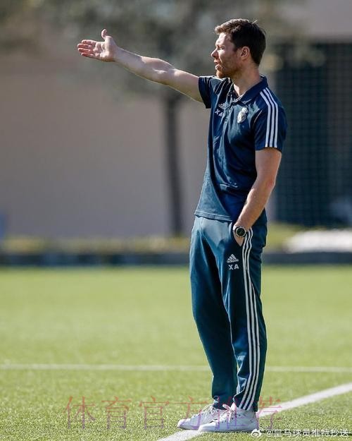 西媒:阿隆索在皇马基地率队训练 与皇马高层会面