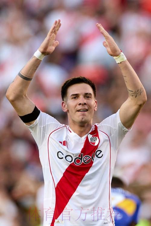 每体：马斯坦托诺大脚把球踢上看台 险些击中球迷